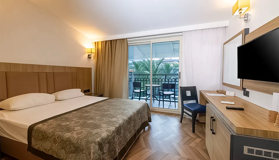 هتل کریستال آئورا بیچ ریزورت اند اسپا